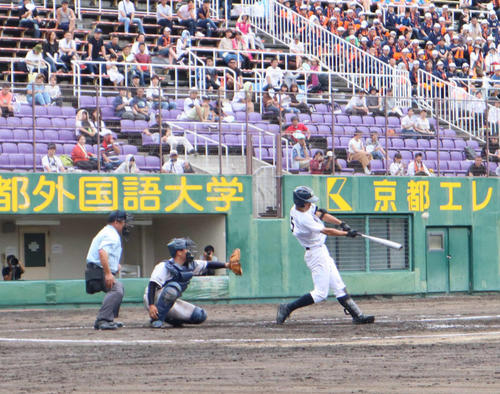 4回表2死満塁で本塁打を放つ龍谷大平安・奥村（撮影・南谷竜則）