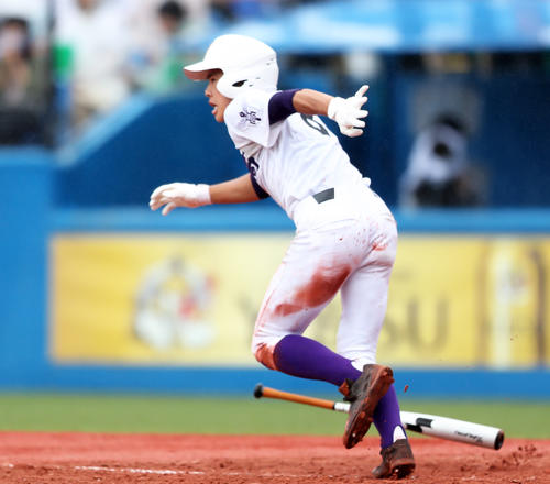 俊足を武器に勝利に貢献した関東第一・大久保（撮影・佐田亮輔）
