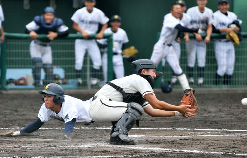 十日町は9回表2死二塁、岡田の中前打で、二走猪股（左）がヘッドスライディングで決勝のホームイン（撮影・山岸章利）