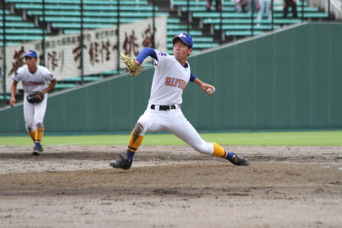 2番手で7回2失点と好投した県岐阜商・野崎（撮影・柏原誠）