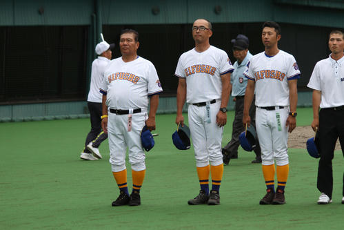 試合後に礼をする県岐阜商・鍛治舎監督（左）（撮影・柏原誠）