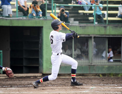 5回裏1死一、三塁、先制の右犠飛を放つ日本文理・長坂（撮影・斎藤慎一郎）
