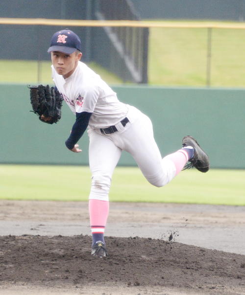 日大藤沢対湘南台　5回を無失点に抑えた日大藤沢の武冨（撮影・鈴木正章）