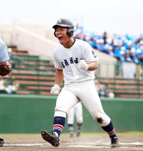 6回2死一塁、2点本塁打を放った三条・井上大輝（撮影・涌井幹雄）