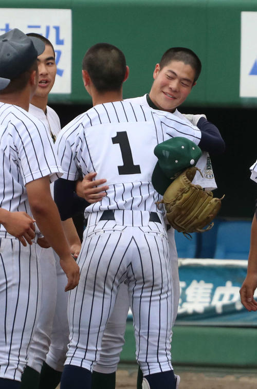 武修館対網走南ケ丘　試合終了後に網走南ケ丘・石沢（手前）と抱き合う武修館・千葉（撮影・浅水友輝）