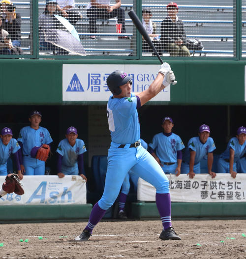 帯広大谷対滝川西　5回裏滝川西無死二塁、右前適時打を放つ谷内（撮影・浅水友輝）