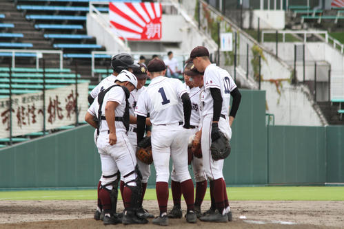 県岐阜商対大垣西　9回表2死一、三塁のピンチでお守りに触れる大垣西ナイン（撮影・柏原誠）