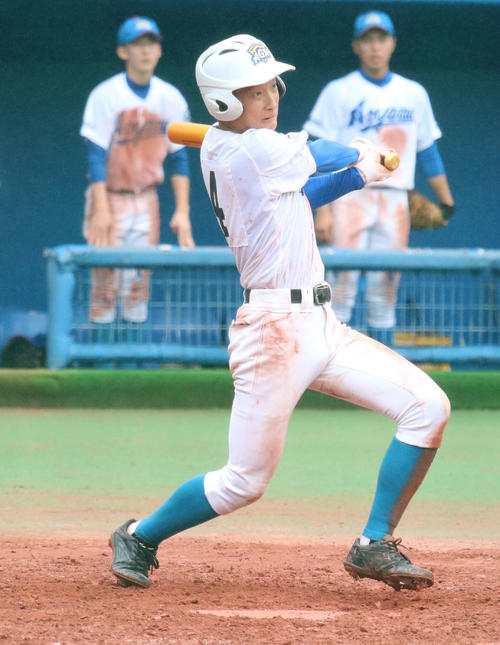 青山学院対大崎　4回表青山学院2死満塁、右中間に3点適時三塁打を放つ市川廉也（撮影・飯岡大暉）