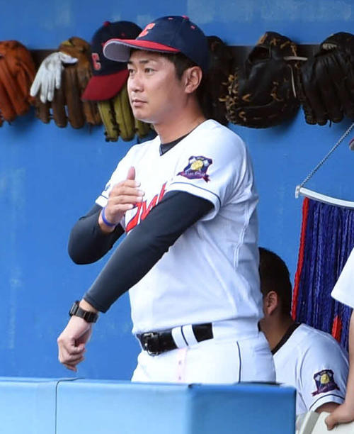 大崎中央対仙台工　3回表大崎中央無死三塁でサインを出す平石朋浩監督