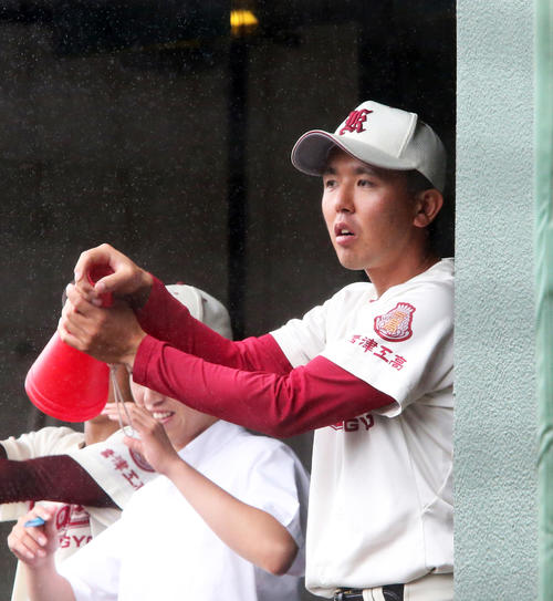 試合中に指示を出す唐津工・副島監督（撮影・菊川光一）