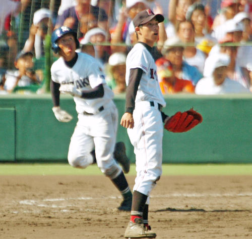 第89回全国高校野球選手権大会・決勝　8回裏佐賀北1死満塁、副島浩史は左越えに満塁本塁打を放つ。投手は広陵・野村祐輔（2007年8月22日撮影）