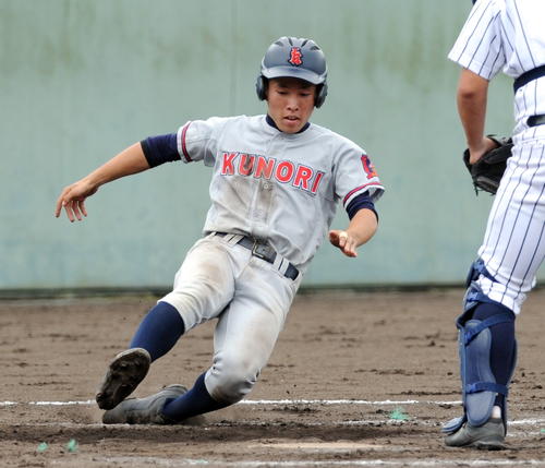 九里学園対高畠　3回、10点目のホームを踏む九里学園・神保
