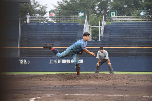 捕手→投手の二刀流を2試合連続でこなした吉井の主将・堀越（撮影・片倉尚文）