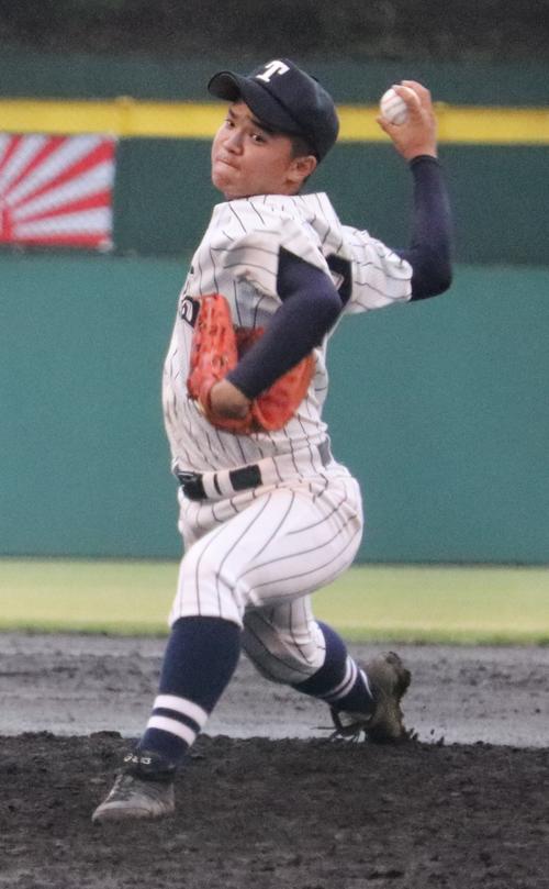 橘対藤嶺藤沢　6回裏1死一塁でリリーフ登板した橘・近野（撮影・古川真弥）