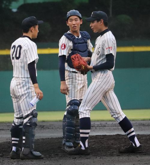 橘対藤嶺藤沢　6回裏1死走者なし、両足をつる橘・堤（右）。中は田辺、左は滝口（撮影・古川真弥）