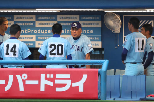 日体大荏原対日本ウェルネス　選手たちに指示を出す日体大荏原・相原監督（中央）（撮影・佐田亮輔）