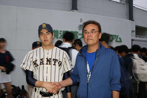 関東学院六浦4番倉持（左）と祖父の明氏（撮影・佐藤成）