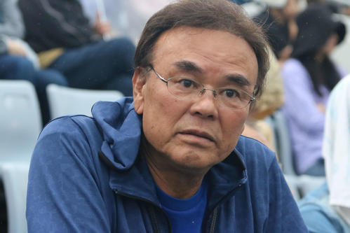 関東学院六浦・倉持の祖父、明氏（撮影・佐藤成）
