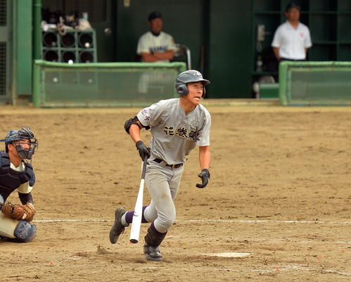 花巻北対花巻東　延長10回裏花巻東2死一塁、右翼線フェンス直撃のサヨナラ打を放つ水谷（撮影・鎌田直秀）