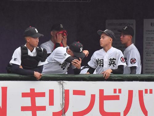 福知山成美対京都翔英　9回に降板しベンチで涙を流す京都翔英エース遠藤（左から2人目）（撮影・上田博志）