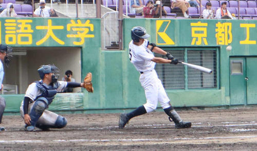 龍谷大平安対日星　4回表龍谷大平安2死満塁、本塁打を放つ奥村（撮影・南谷竜則）