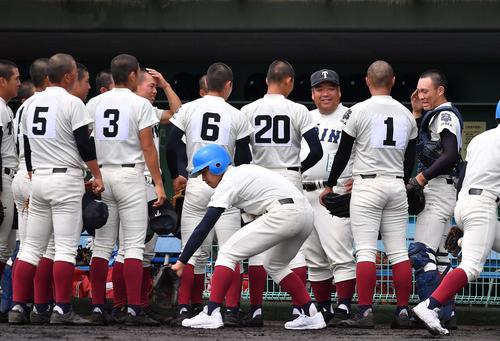 東淀川対大阪桐蔭　選手に笑顔で指示を出す大阪桐蔭・西谷浩一監督（右から3人目）（撮影・上田博志）