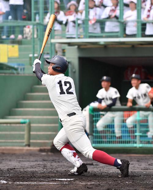 東淀川対大阪桐蔭　1回裏大阪桐蔭1死一、二塁、中前に同点適時打を放つ吉安遼哉（撮影・上田博志）