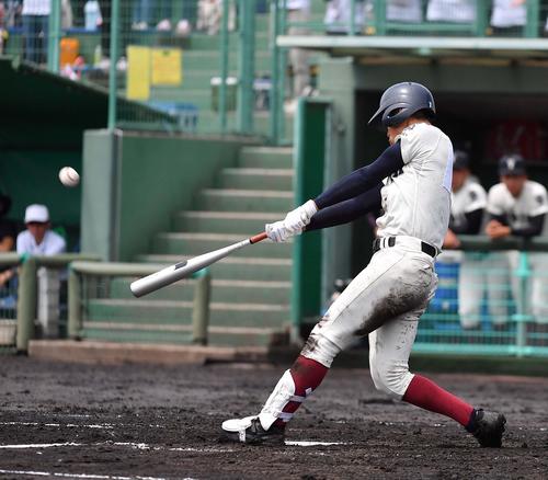 東淀川対大阪桐蔭　2回裏大阪桐蔭1死一塁、左越えに勝ち越し2点本塁打を放つ柳本直輝（撮影・上田博志）