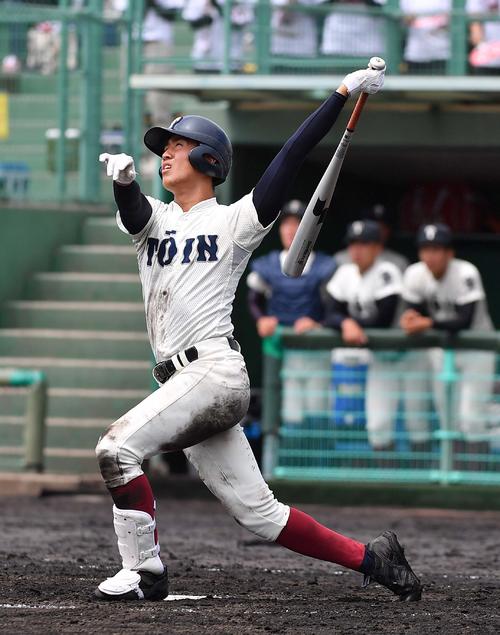 東淀川対大阪桐蔭　2回裏大阪桐蔭1死一塁、左越えに勝ち越し2点本塁打を放つ柳本直輝（撮影・上田博志）