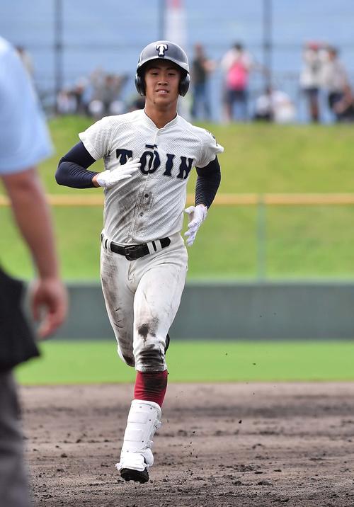 東淀川対大阪桐蔭　2回裏大阪桐蔭1死一塁、左越えに勝ち越し2点本塁打を放つ柳本直輝（撮影・上田博志）