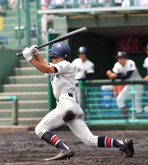 東淀川対大阪桐蔭　4回表東淀川2死一、二塁、右翼線へ同点2点適時二塁打を放つ泉夏葵（撮影・上田博志）