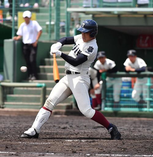 東淀川対大阪桐蔭　5回裏大阪桐蔭2死一塁、右中間へ勝ち越し適時二塁打を放つ仲三河優太（撮影・上田博志）