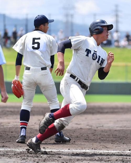 東淀川対大阪桐蔭　5回裏大阪桐蔭2死一塁、仲三河の右中間勝ち越し適時二塁打で一塁から三塁を回り生還する西野力矢（撮影・上田博志）