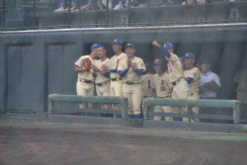 1番東海林の3ランで喜ぶ星稜ベンチ（撮影・望月千草）