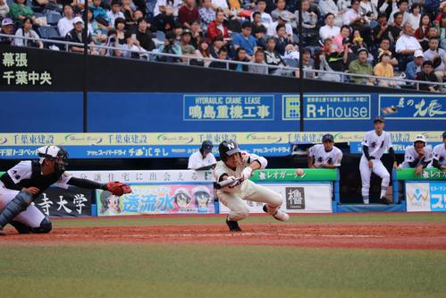 安房対習志野　3回裏習志野1死二、三塁、角田がスクイズを敢行する（撮影・玉置肇）