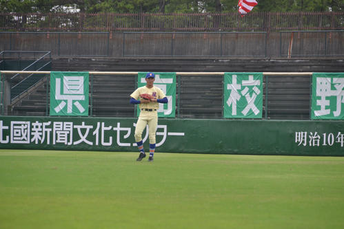 右翼の守備につく星稜・奥川（撮影・望月千草）