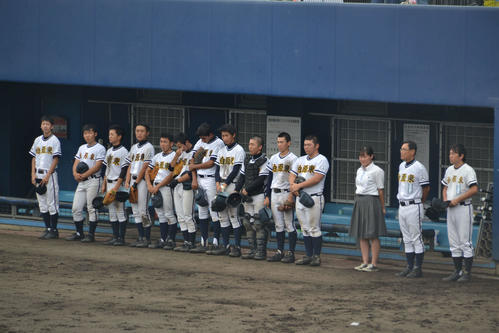 試合に敗れ涙を浮かべる柏原東ナイン（撮影・望月千草）