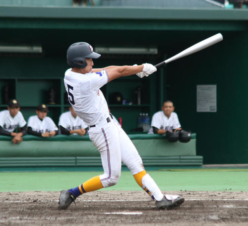 県岐阜商対大垣西　9回表県岐阜商2死一、三塁、決勝の左翼線二塁打を放つ佐々木（撮影・柏原誠）
