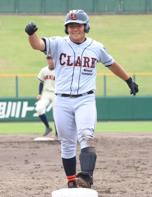 帯広農対クラーク　3回裏クラーク2死二塁、寺田は先制の中前適時打を放ち、塁上でガッツポーズ（撮影・浅水友輝）