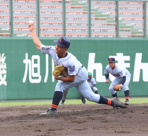 帯広農対クラーク　6回1安打8奪三振無失点に抑えたクラーク先発の浦崎（撮影・浅水友輝）