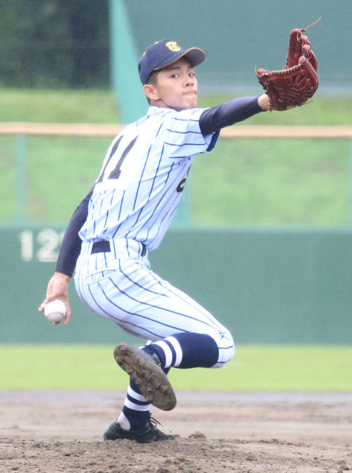 小平南対東海大菅生　先発し、力投する新倉（撮影・飯岡大暉）