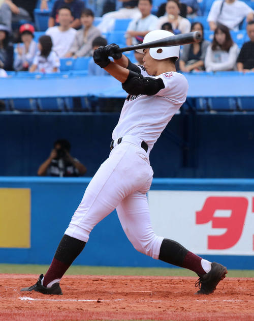 紅葉川対日大一　5回1死二塁、左中間への二塁適時打を放つ菅沢（撮影・加藤理沙）