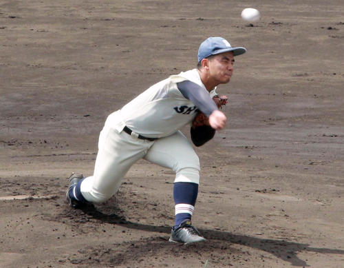 力投する先発の神港橘・勝（撮影・松本直也）