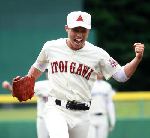 13奪三振で完封勝ちした糸魚川の渡辺勝誠は併殺で試合を締めてガッツポーズ（撮影・涌井幹雄）