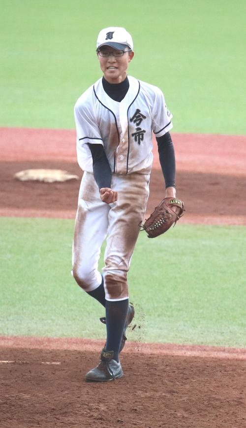 今市・鈴木一は勝利の瞬間にガッツポーズを決める（撮影・佐藤勝亮）