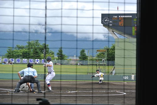 市川の村松智之投手は見事なアンダースローを見せ甲府一を完封。初先発初完封をやってのけた。（撮影・井上真）