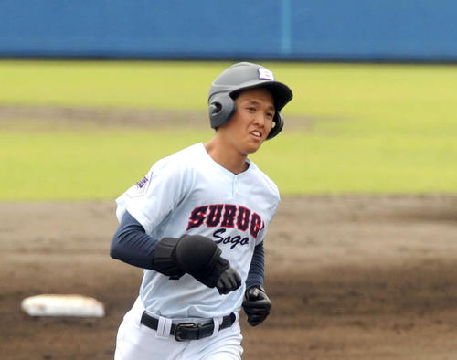 先頭打者弾など2安打4打点の活躍でチームをけん引した駿河総合の安本（撮影・河合萌彦）