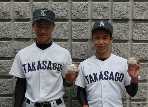 7回にアベック本塁打を放った高砂・山崎（左）と鎌田（撮影・松本直也）