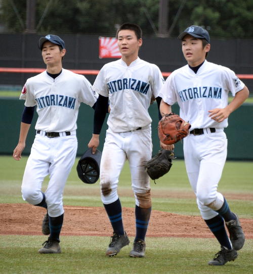 氷取沢対大和　延長タイブレークの末に敗れた氷取沢の横山（中央）は仲間に背中を押され整列に向かう（撮影・鈴木正章）