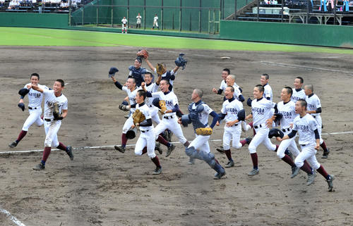笑顔でスタンドへあいさつに向かう藤枝北の選手たち